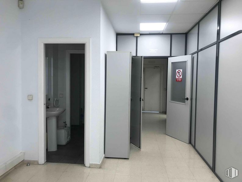 Oficina en alquiler en Zona empresarial, Alcobendas, Madrid, 28100 con lámpara, puerta, accesorio, suelo, suelos, pared, fregadero, cuarto de baño, edificio y accesorios de fontanería alrededor