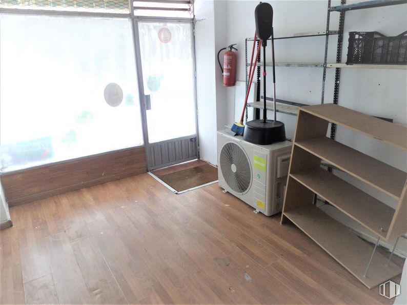 Local en alquiler y venta en Calle Huesca, Móstoles, Madrid, 28938 con estantería, electrodoméstico, alumbrado, edificio, madera, interiorismo, casa, ebanistería, estantería y suelos alrededor