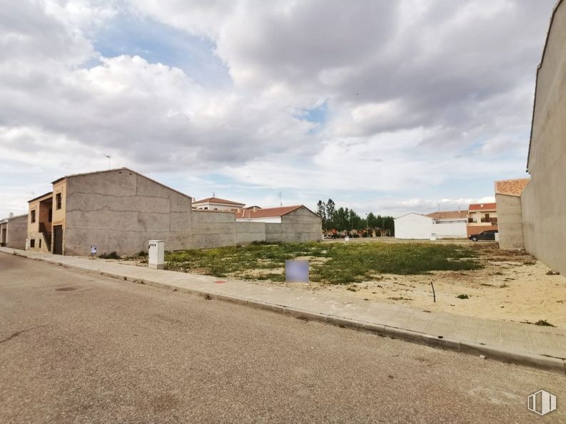 Land for sale at Casco urbano, Mora, Toledo, 45400 with house, cloud, sky, plant, building, road surface, land lot, asphalt, tree and neighbourhood around