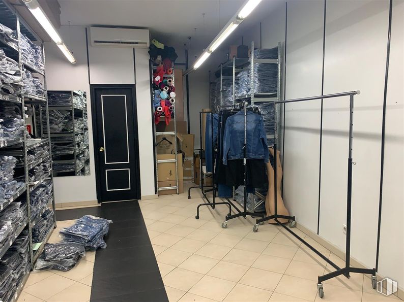 Local en alquiler en Zona Lavapiés - Embajadores, Centro, Madrid, 28005 con puerta, ropa, ropa de calle, interiorismo, suelo, suelos, edificio, diseño automovilístico, arte y venta al por menor alrededor