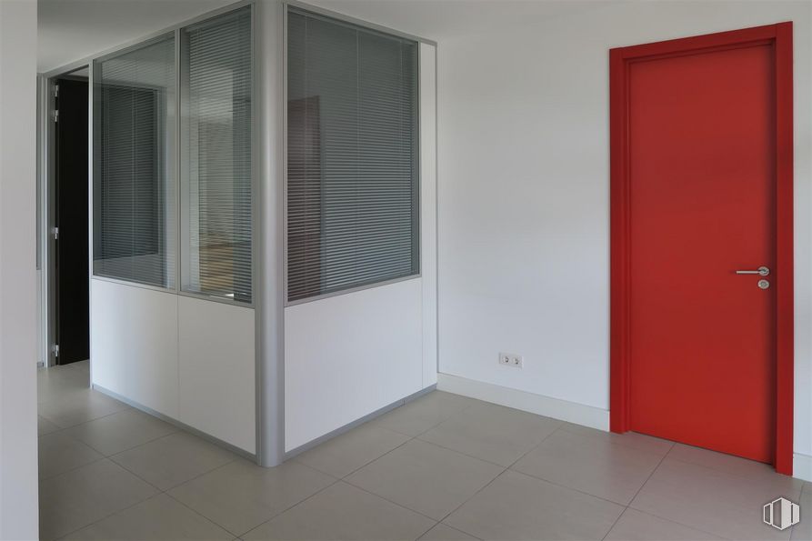 Oficina en alquiler y venta en Edificio Espacios Baluarte, Carretera Fuencarral a Alcobendas, 14, Fuencarral - El Pardo, Madrid, 28049 con ebanistería, persiana de la ventana, puerta, edificio, accesorio, madera, casa, suelo, suelos y exterior del automóvil alrededor