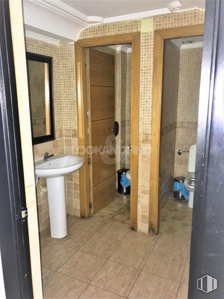 Retail for rent at Centro urbano, Talavera de la Reina, Toledo, 45600 with sink, mirror, property, plumbing fixture, tap, building, bathroom, bathroom sink, interior design and floor around