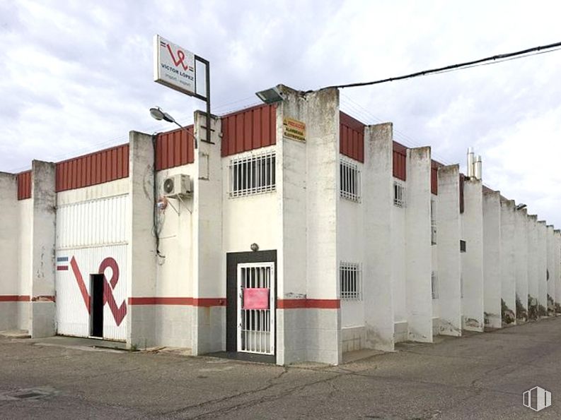 Industrial for sale at Calle Méjico, Guadalajara, 19004 with door, building, cloud, sky, window, residential area, facade, rural area, gas and landscape around