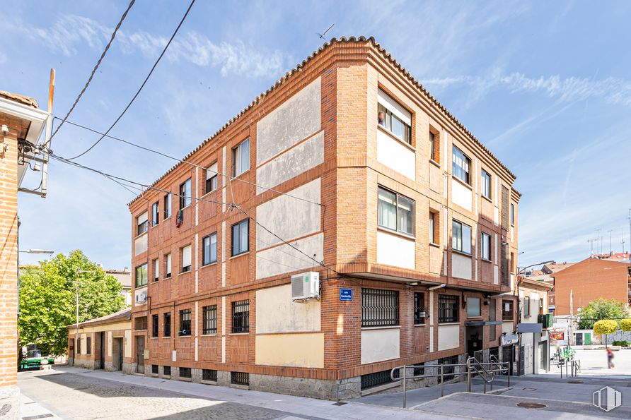 Local en venta en Calle Escalerilla, Las Rozas de Madrid, Madrid, 28230 con edificio, ventana, cielo, nube, condominio, diseño urbano, barrio, madera, zona residencial y ladrillo alrededor