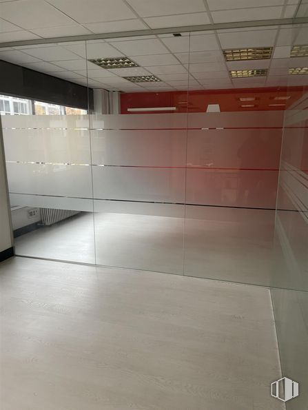 Oficina en alquiler en Paseo Castellana, 129, Tetuán, Madrid, 28046 con hall, edificio, suelo, suelos, techo, madera, accesorio, espacio, material compuesto y hormigón alrededor