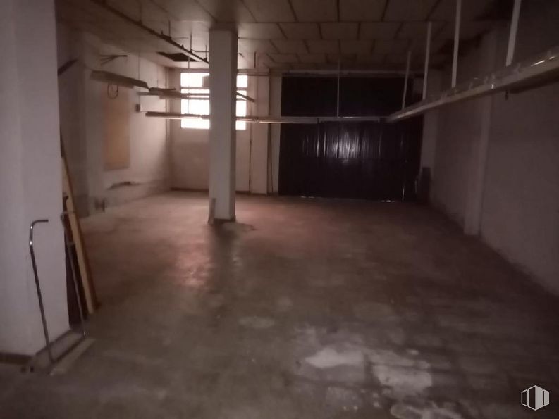 Retail for sale at Calle Montesclaros, 3, Talavera de la Reina, Toledo, 45600 with flooring, floor, hall, fixture, wood, ceiling, hardwood, darkness, building material and concrete around