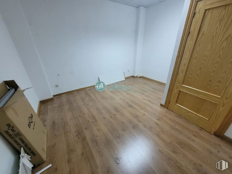 Retail for rent at Paseo Ezequiel González, Segovia, 40002 with door, packaged goods, property, wood, fixture, flooring, floor, wood stain, laminate flooring and hardwood around