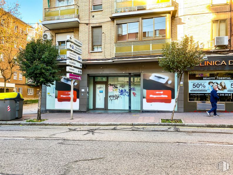 Retail for sale at Centro urbano, Leganés, Madrid, 28917 with waste container, person, window, building, plant, yellow, road surface, asphalt, tree and door around