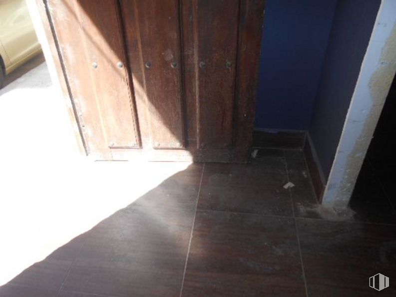 Retail for sale at Calle Virgen de Covadonga, Ávila, 05005 with door, brown, wood, fixture, floor, flooring, varnish, hardwood, wood stain and plank around