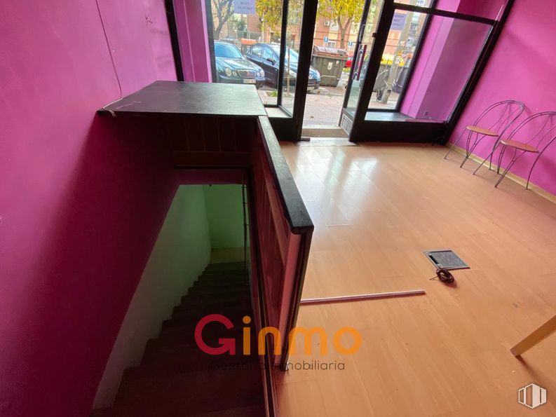 Local en alquiler en Avenida Marqués de Corbera, 29, Ciudad Lineal, Madrid, 28017 con silla, suelos, suelo, interiorismo, rosa, vidrio, tinte para madera, pintura, madera dura y suelos de madera alrededor