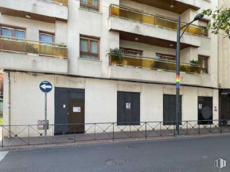 Local en venta en Plaza Constitución, 5, Getafe, Madrid, 28901 con edificio, puerta, propiedad, ventana, accesorio, barrio, zona residencial, fachada, diseño urbano y bienes raíces alrededor