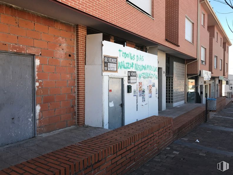 Retail for sale at Carretera Extremadura, 29, Santa Cruz del Retamar, Toledo, 45513 with door, window, building, fixture, road surface, brick, brickwork, asphalt, wood and city around