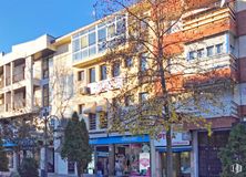 Office for rent at Calle Gran Vía, 28, Majadahonda, Madrid, 28220 with window, daytime, property, building, leaf, blue, fixture, branch, world and sky around