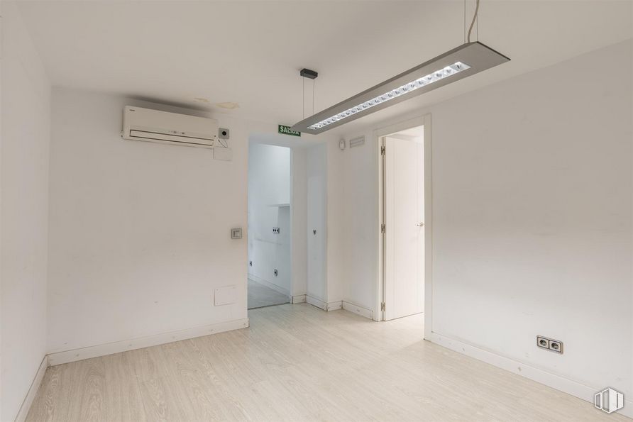 Local en venta en Calle Cañizares, 2, Centro, Madrid, 28012 con alumbrado, accesorio, hall, madera, edificio, suelos, techo, madera dura, puerta y exterior del automóvil alrededor