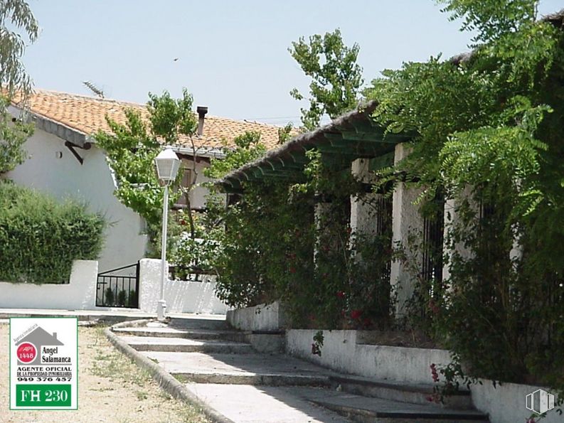 Retail for sale at Urbanización Nueva Sierra, Albalate de Zorita, Guadalajara, 19119 with plant, sky, building, tree, road surface, neighbourhood, residential area, facade, cottage and real estate around