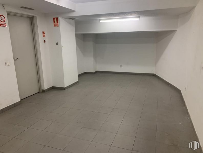 Retail for sale at Plaza Sierra de Ayllón, Villa de Vallecas, Madrid, 28031 with door, light fixture, lighting, fixture, building, floor, flooring, tile flooring, composite material and hall around