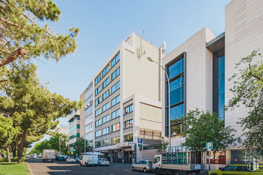 Oficina en alquiler y venta en Avenida Institución Libre Enseñanza, 41, San Blas - Canillejas, Madrid, 28037 con edificio, camioneta, coche, planta, cielo, rueda, neumático, ventana, vehículo y árbol alrededor