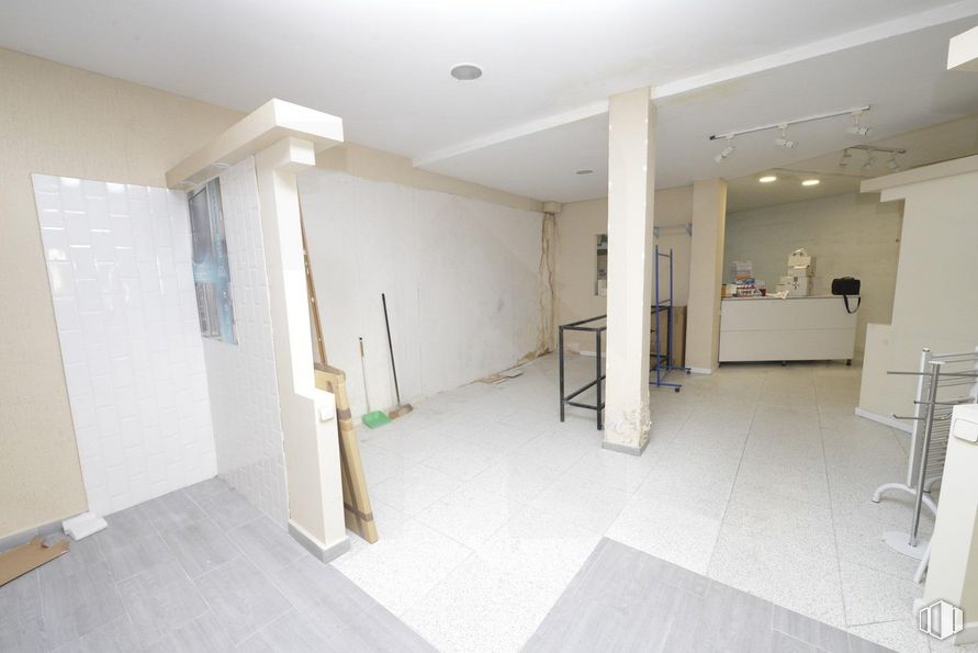 Local en alquiler en Zona centro, Valdemoro, Madrid, 28341 con alumbrado, ebanistería, accesorio, suelos, hall, suelo, madera, inmobiliario, vidrio y espacio alrededor