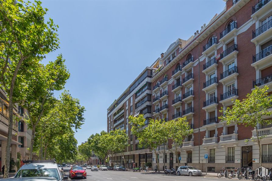 Oficina en alquiler y venta en Calle Velázquez, Salamanca, Madrid, 28006 con coche, edificio, cielo, rueda, durante el día, propiedad, ventana, vehículo, neumático y infraestructura alrededor