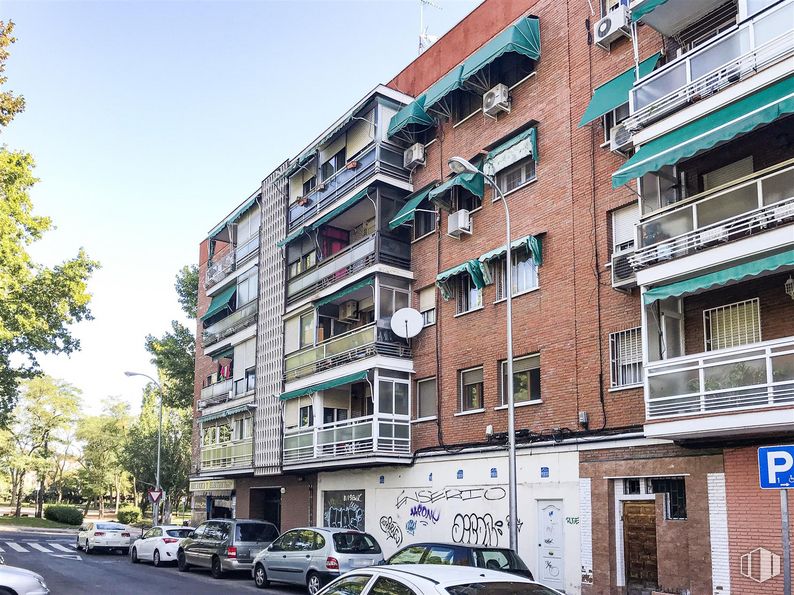 Retail for rent at Calle Jacobinia, 90, Carabanchel, Madrid, 28047 with car, window, wheel, tire, land vehicle, building, sky, vehicle, infrastructure and urban design around