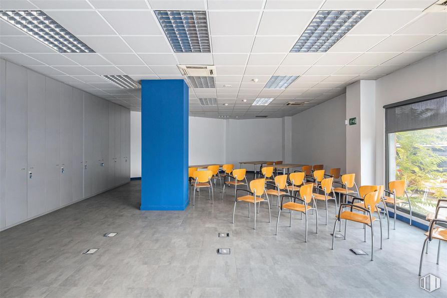 Oficina en alquiler y venta en Calle San Julián, 1, Alcobendas, Madrid, 28100 con silla, lámpara, arquitectura, hall, interiorismo, suelo, suelos, edificio, techo y ciudad alrededor