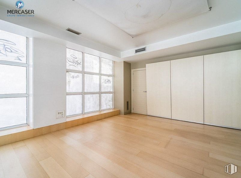 Retail for sale at Calle Flor, Azuqueca de Henares, Guadalajara, 19200 with window, door, wardrobe, cupboard, hall, wood, fixture, building, shade and floor around