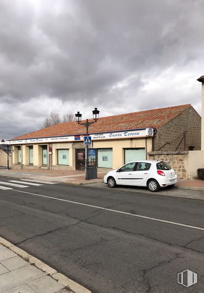 Retail for sale at Local en Ávila, Ávila, 05001 with car, building, cloud, automotive parking light, sky, wheel, tire, vehicle, window and motor vehicle around