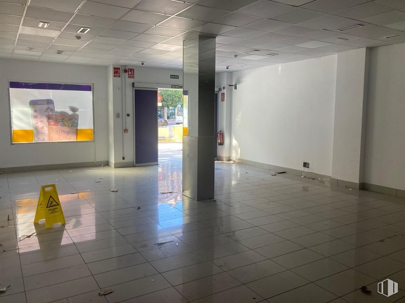 Retail for sale & for rent at Plaza del Salvador, Leganés, Madrid, 28912 with packaged goods, architecture, floor, fixture, flooring, wall, building, art, ceiling and space around