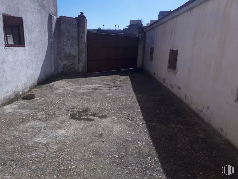 Nave en alquiler en Zona centro, Bernuy de Porreros, Segovia, 40190 con ventana, cielo, accesorio, superficie de la carretera, material compuesto, tintes y matices, paisaje, carretera, hormigón y puerta alrededor