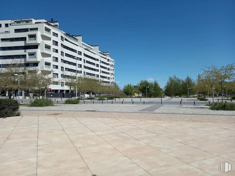 Local en venta en Parque Valdebebas, Av. de Juan Antonio Samaranch, 67, Hortaleza, Madrid, 28055 con edificio, cielo, planta, durante el día, árbol, diseño urbano, condominio, zona residencial, inmobiliario y bloque de pisos alrededor