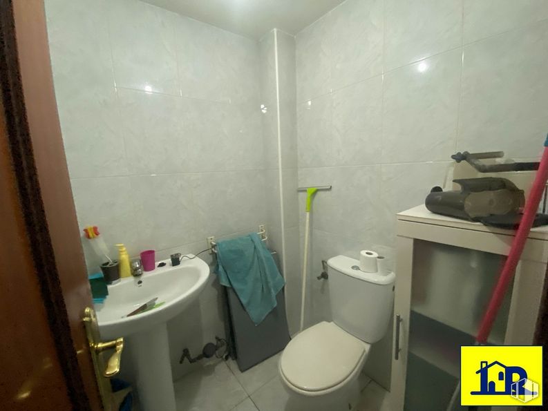 Retail for sale & for rent at Zona Reyes Católicos, Cuenca, 16003 with toilet, sink, building, bathroom, plumbing fixture, interior design, floor, flooring, tap and plumbing around