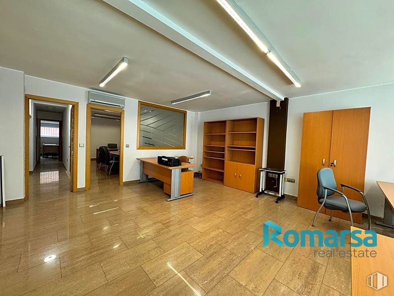 Retail for rent at Paseo San Roque, Ávila, 05003 with chair, desk, light fixture, furniture, wood, flooring, hall, building, floor and living room around