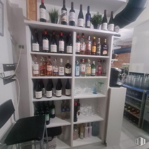 Local en venta en Barrio Palacio, Centro, Madrid, 28005 con productos envasados, botella, estante, edificio, botella de plástico, estantería, electrodomésticos, electrodoméstico, vajilla y refrigerador alrededor