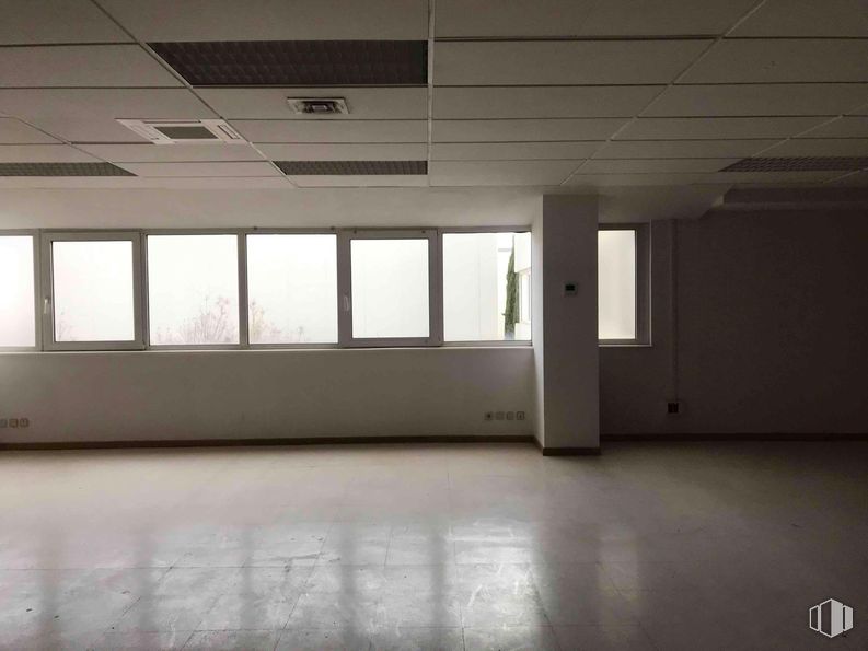 Office for rent at Zona Algete, Algete, Madrid, 28110 with window, flooring, floor, ceiling, interior design, hall, glass, daylighting, transparency and silver around