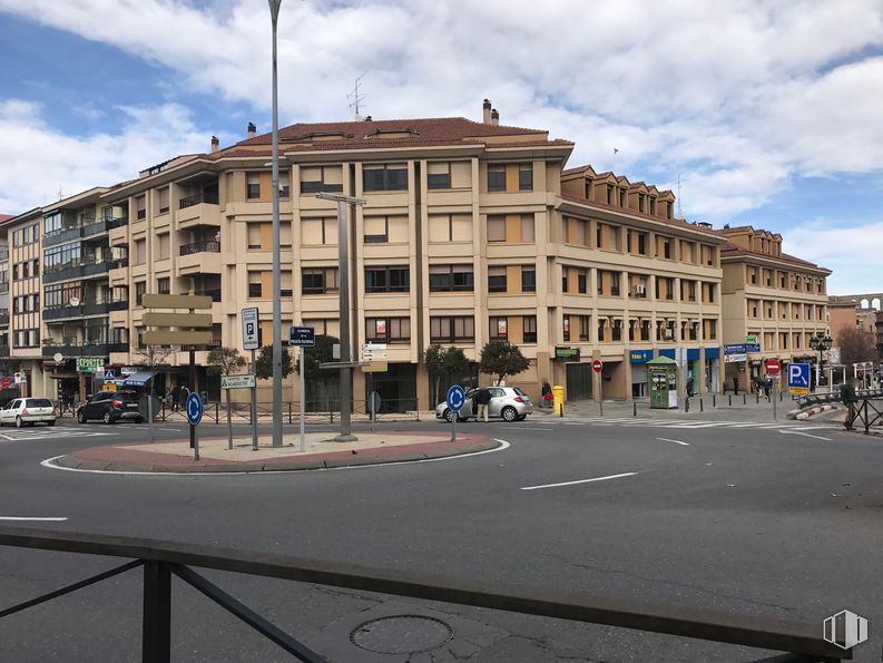 Retail for sale at Avenida Acueducto, Segovia, 40002 with building, cloud, sky, window, street light, wheel, plant, thoroughfare, urban design and house around