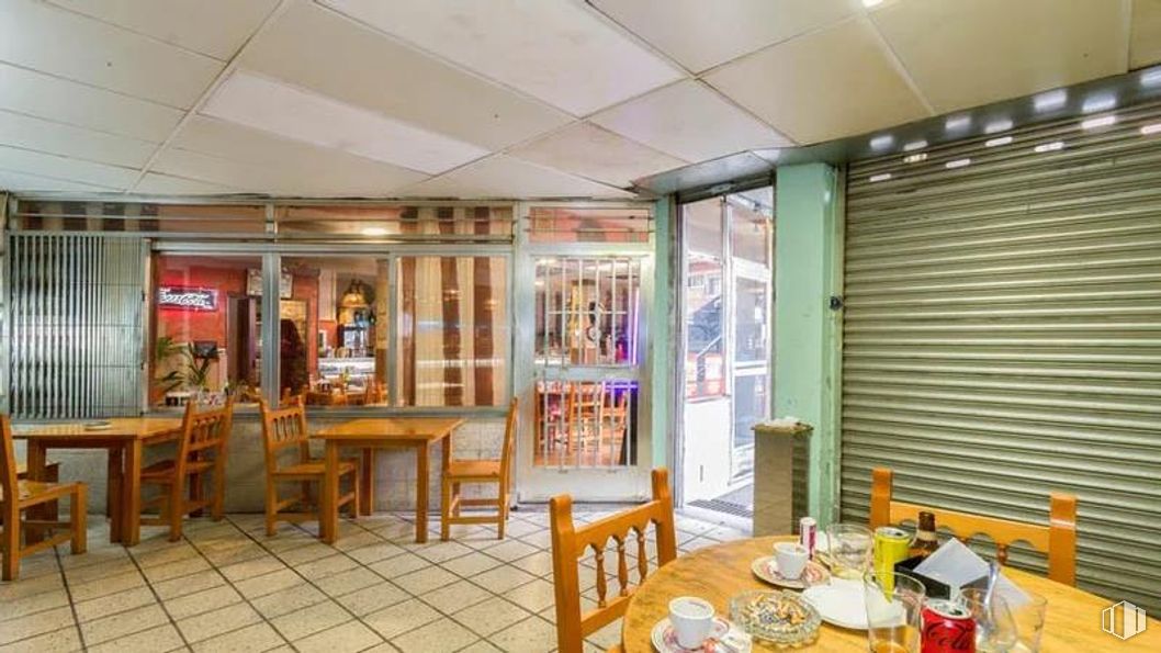 Retail for sale at Calle Francisco Ruíz, Usera, Madrid, 28026 with chair, kitchen & dining room table, table top, glass and hotel around