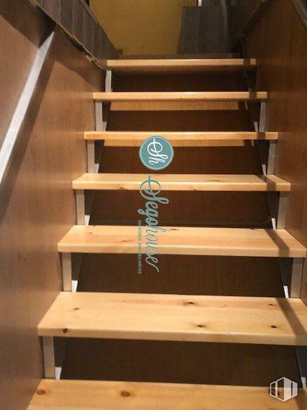 Retail for sale at Zona Ezequiel González, Segovia, 40002 with furniture, stairs, wood, rectangle, wood stain, floor, flooring, hardwood, varnish and plank around