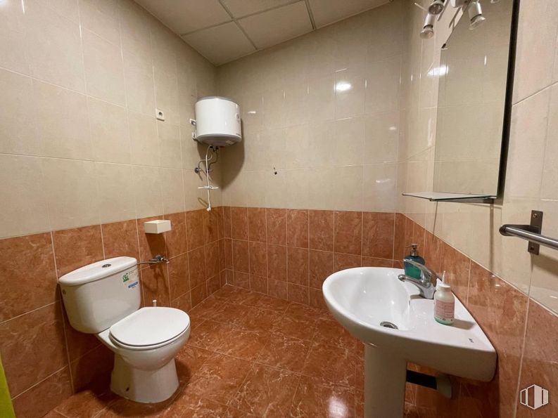 Retail for sale at Calle Coronel Félix Gutiérrez Cano, Polán, Toledo, 45161 with toilet, sink, mirror, plumbing fixture, tap, bathroom sink, property, building, bathroom and purple around