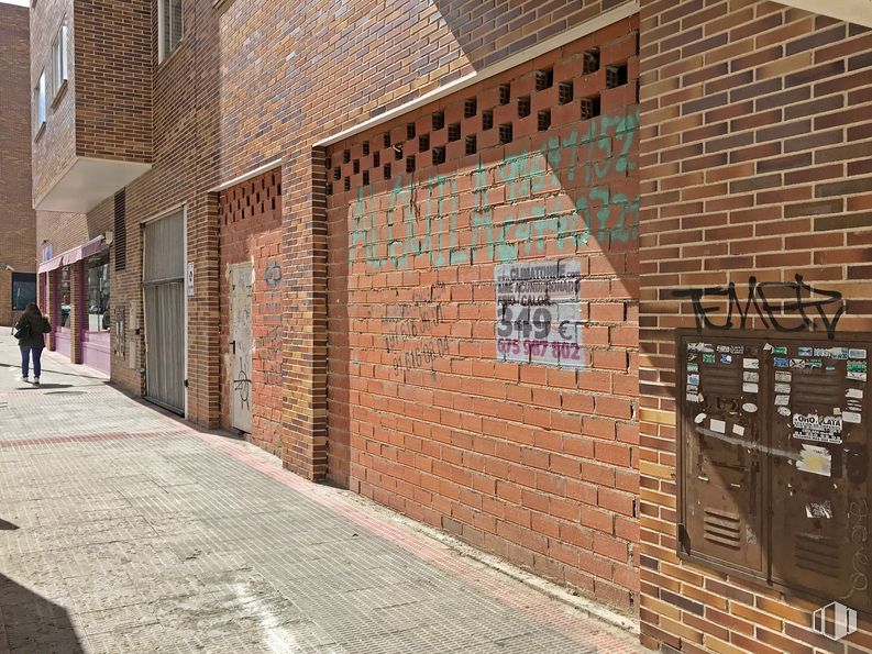 Local en alquiler en Calle Mar del Norte, 3, Coslada, Madrid, 28820 con edificio, albañilería, ladrillo, madera, superficie de la carretera, material de construcción, arte, fachada, tintes y sombras y acera alrededor