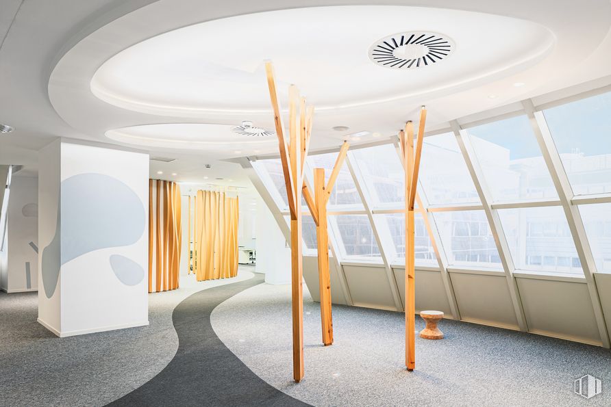 Oficina en alquiler en Edificio Alma, Paseo Doce Estrellas, 4, Barajas, Madrid, 28042 con alumbrado, diseño de interiores, pavimento, arte, madera, piso, techo, pasillo, vidrio y espacio alrededor