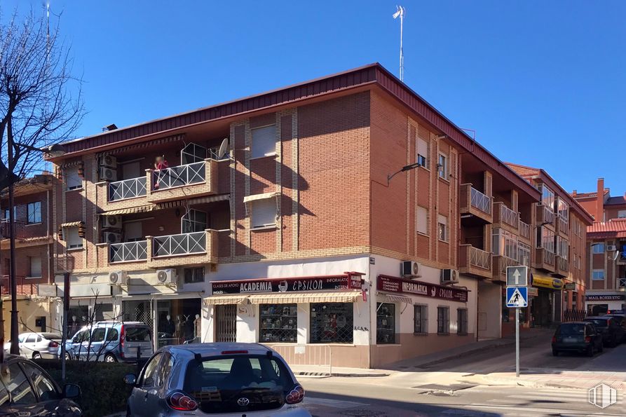 Retail for sale at Zona centro, Azuqueca de Henares, Guadalajara, 19200 with car, building, sky, land vehicle, tire, window, vehicle, wheel, neighbourhood and residential area around