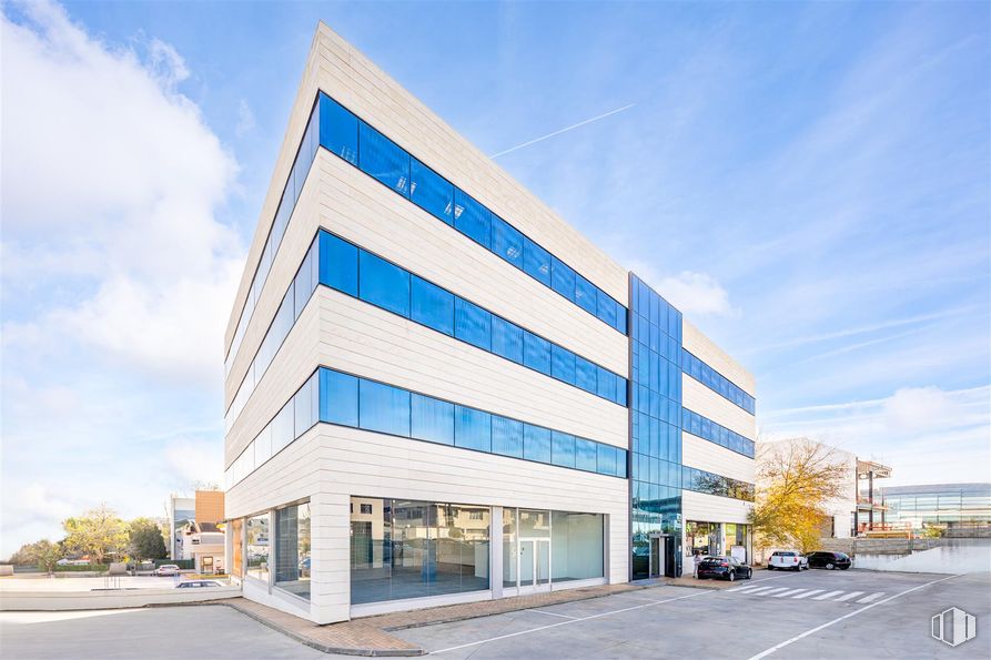 Retail for rent at Avenida Industria, 37, Alcobendas, Madrid, 28108 with building, cloud, sky, urban design, tower block, condominium, facade, city, commercial building and metropolitan area around