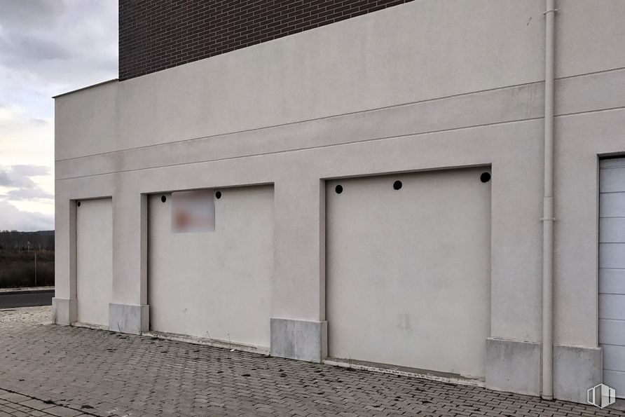 Retail for rent at Calle Víctimas del Terrorismo, Ávila, 05003 with door, building, sky, rectangle, fixture, grey, asphalt, composite material, cloud and facade around