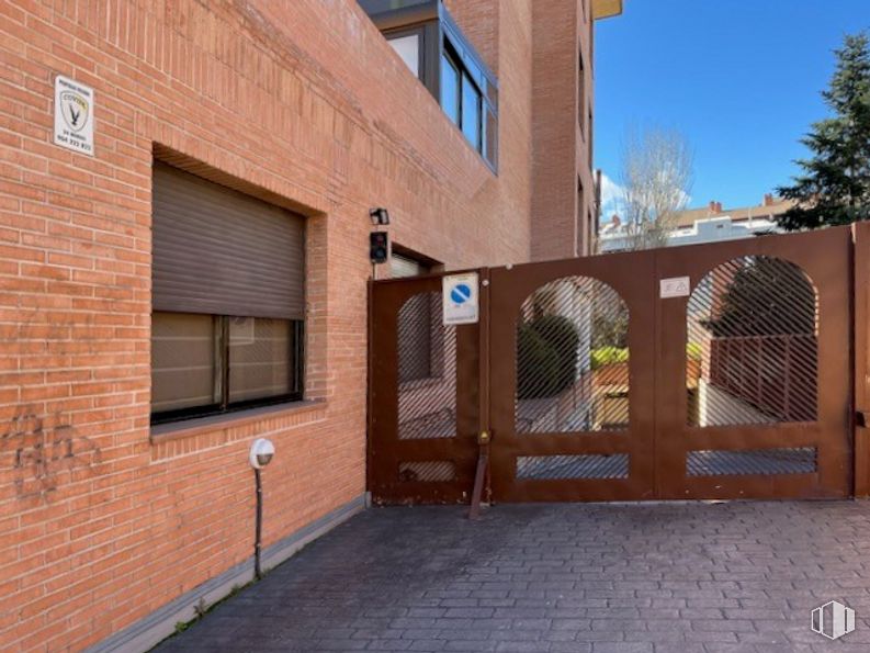 Local en venta en Calle Agastia, Ciudad Lineal, Madrid, 28043 con ventana, puerta, propiedad, edificio, albañilería, ladrillo, superficie de la carretera, madera, cielo y arquitectura alrededor