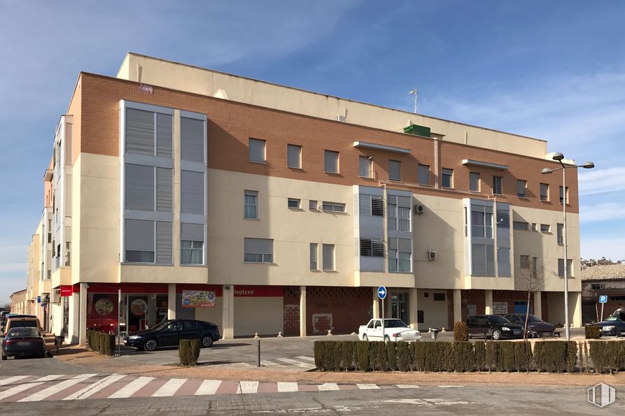 Retail for sale & for rent at Avenida Jardines de la Estación, 2, Quintanar de la Orden, Toledo, 45800 with car, building, sky, wheel, window, tire, cloud, house, urban design and vehicle around