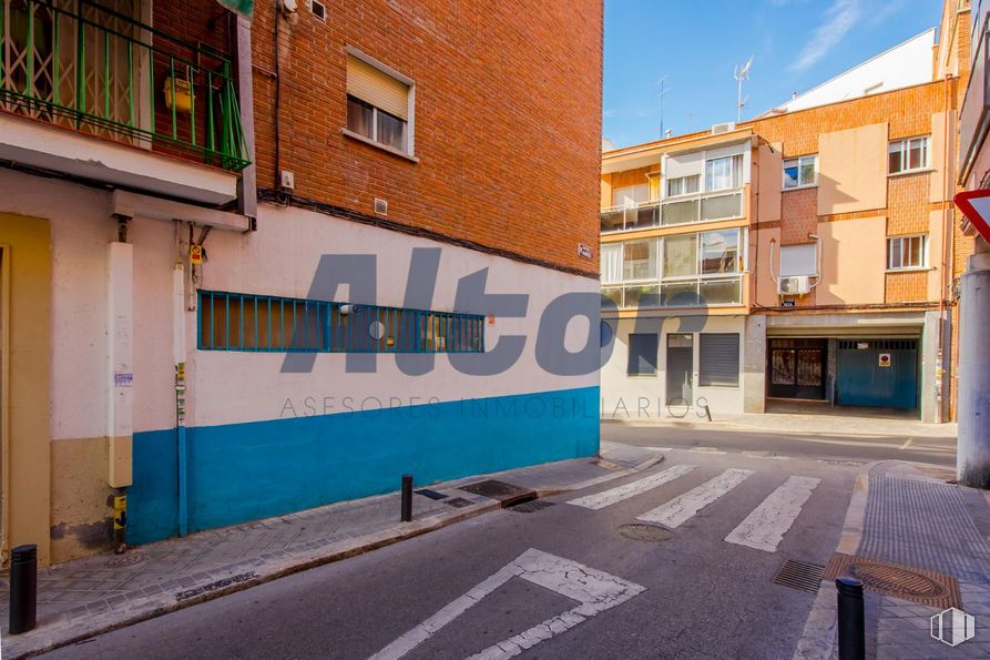 Local en venta en Calle Veza, 7, Tetuán, Madrid, 28029 con ventana, edificio, cielo, superficie de la carretera, diseño urbano, asfalto, barrio, pared, zona residencial y fachada alrededor