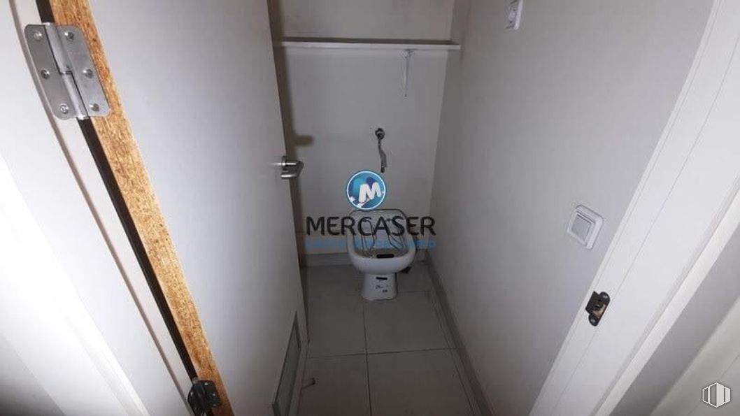 Retail for sale at Calle Chile, Coslada, Madrid, 28820 with floor, flooring, plumbing fixture, room, toilet, plumbing, toilet seat, bathroom, household hardware and tile around