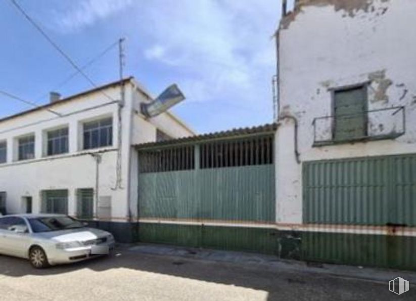 Industrial for sale at Calle Alonso Pita, 7, Sonseca, Toledo, 45100 with car, window, house, automotive parking light, sky, cloud, property, tire, vehicle and wheel around