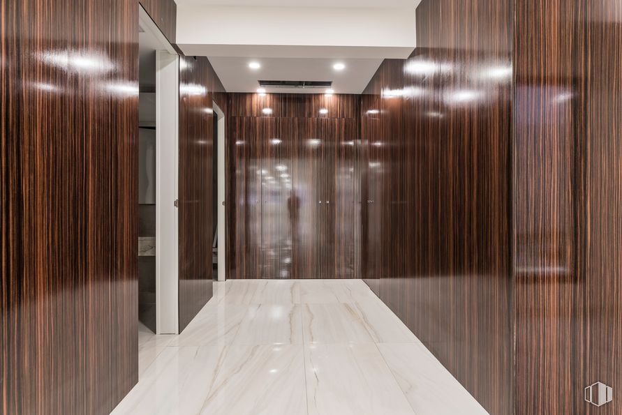 Oficina en alquiler en Paseo Castellana, Chamberí, Madrid, 28046 con marrón, edificio, propiedad, madera, accesorio, mediante, diseño de interiores, arquitectura, suelo y entrada alrededor