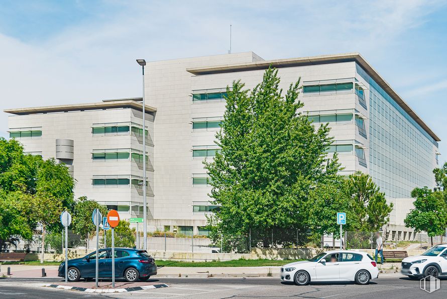 Oficina en alquiler en Calle Anabel Segura, 7, Alcobendas, Madrid, 28109 con coche, edificio, rueda, neumático, luz de estacionamiento, vehículo terrestre, cielo, vehículo, nube y propiedad alrededor